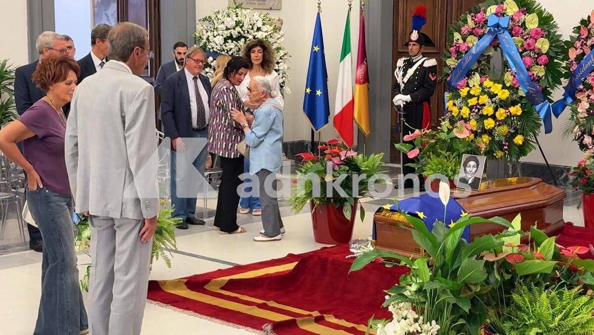 Bonino, Fini alla camera ardente: "Politica più povera senza di lei" - Video - 