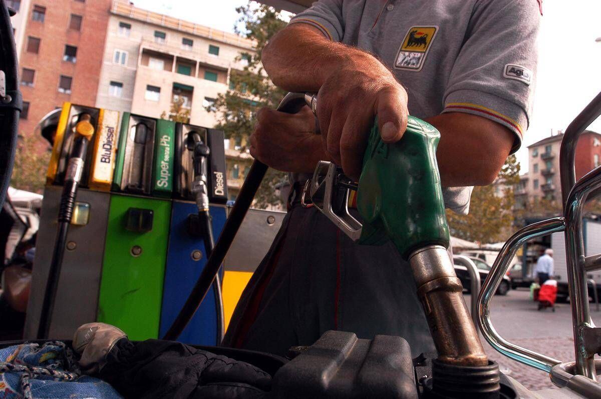 Carburanti, prezzi alle stelle: oggi scattano le nuove accise. Eni fissa il tetto di benzina e gasolio - 