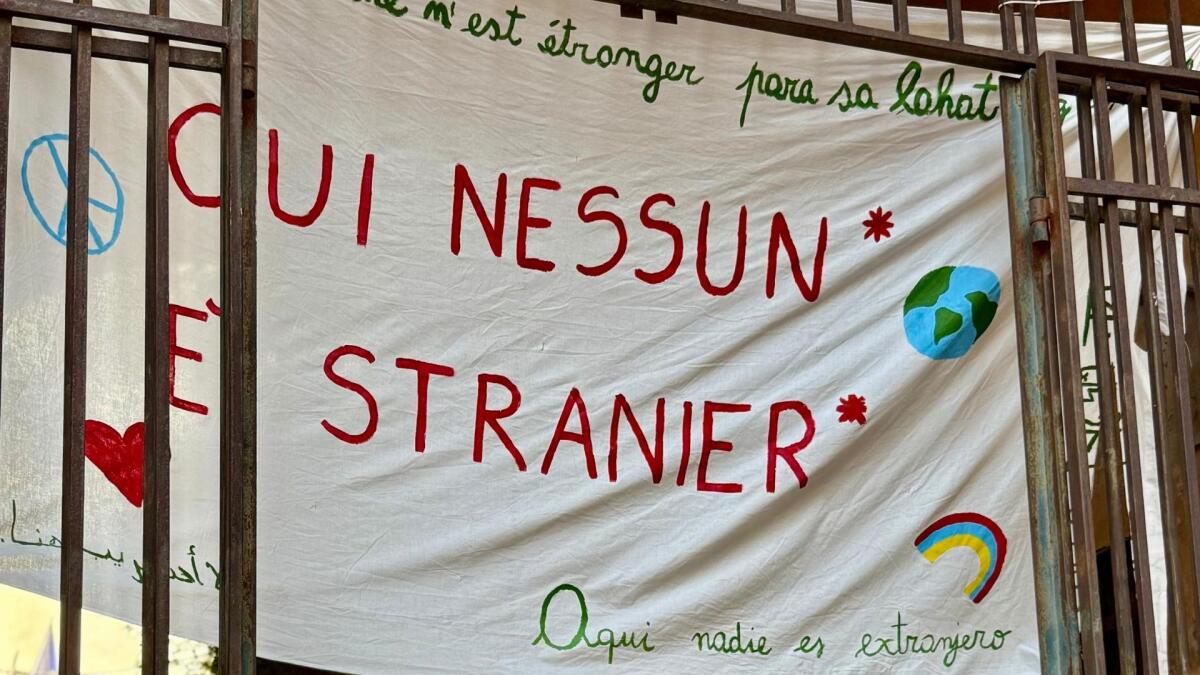 Genova, la Digos rimuove lo striscione dei bambini: la sindaca Salis lo fa rimettere - 