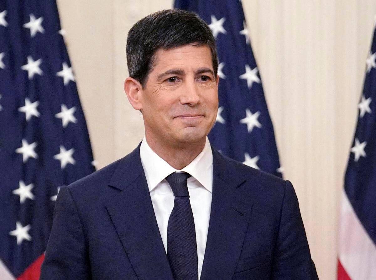 Fed rialza i tassi dello 0,25%. Warsh: "L'economia cresce ma l'inflazione è troppo alta" - 