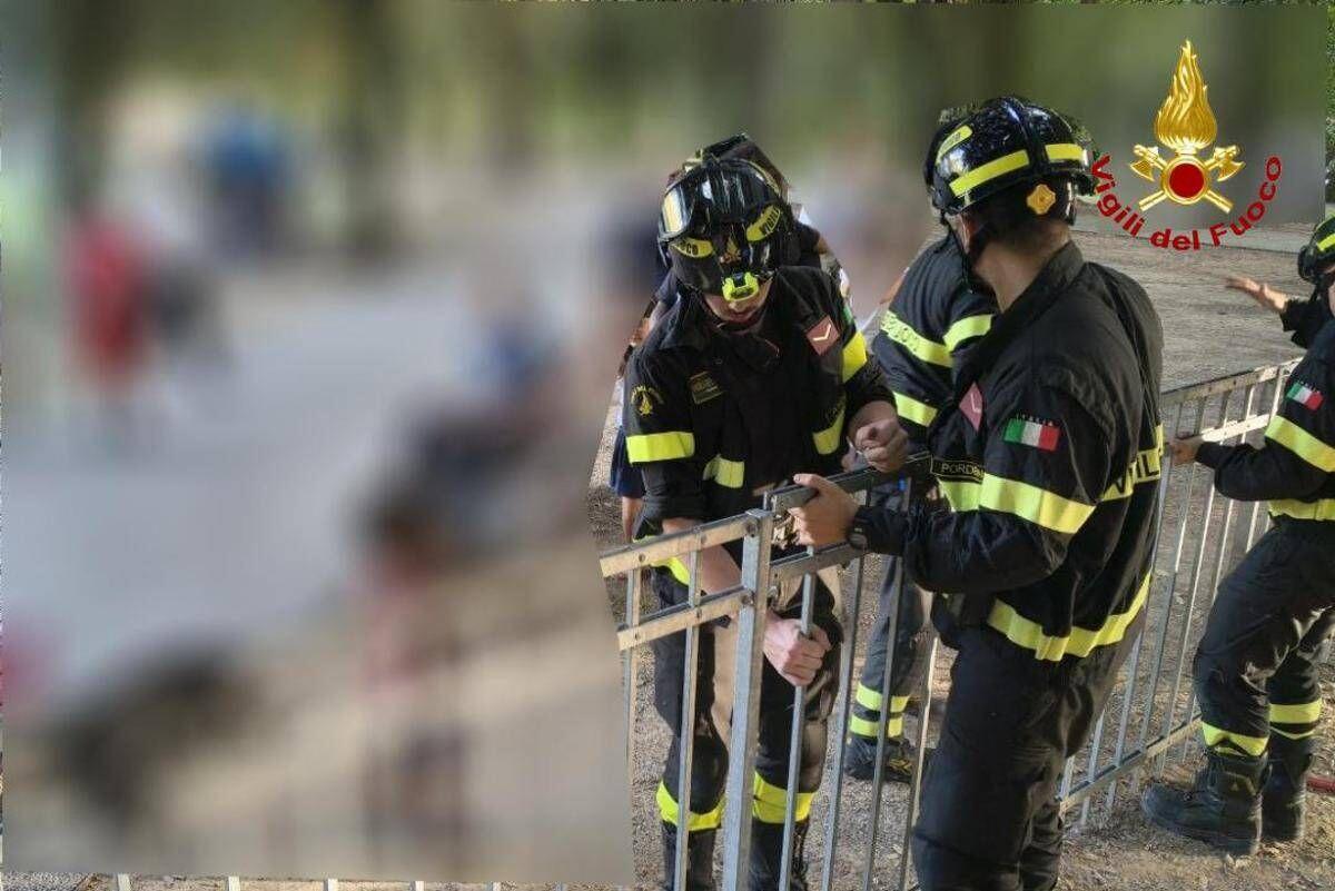 Paura a Pordenone, bimbo di 2 anni incastrato con la testa nella ringhiera del parco giochi: soccorso - 