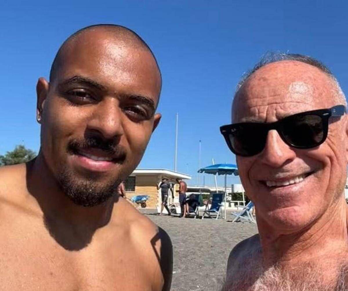Relax vista gol: Malen in spiaggia a Ostia e poi a Trigoria per l'allenamento - 
