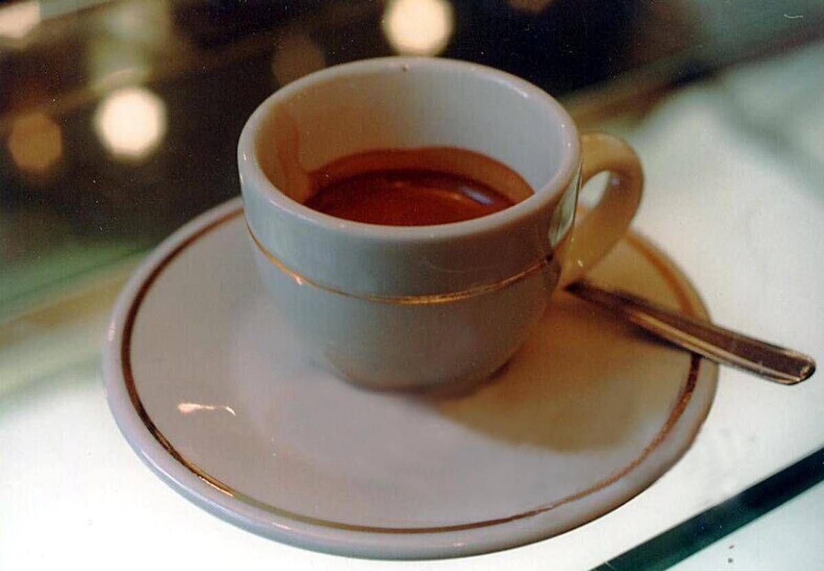 Ti porti la tazzina al bar? Il caffè costa solo 50 centesimi - 
