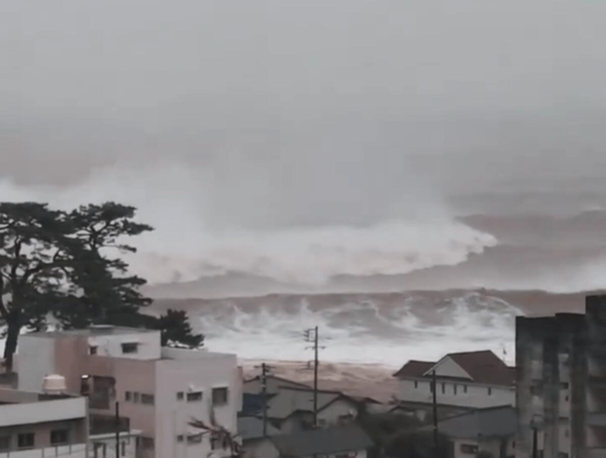 In Giappone il tifone Dujuan fa 4 morti poi si allontana dalla costa orientale: quasi due milioni di evacuati e 6 dispersi - 