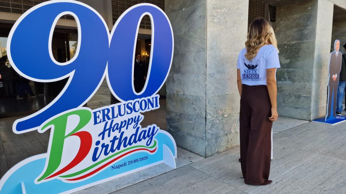 A Napoli 'La seconda giovinezza': video 'The best of' celebra i 90 anni di Silvio Berlusconi con Marilyn Monroe - 