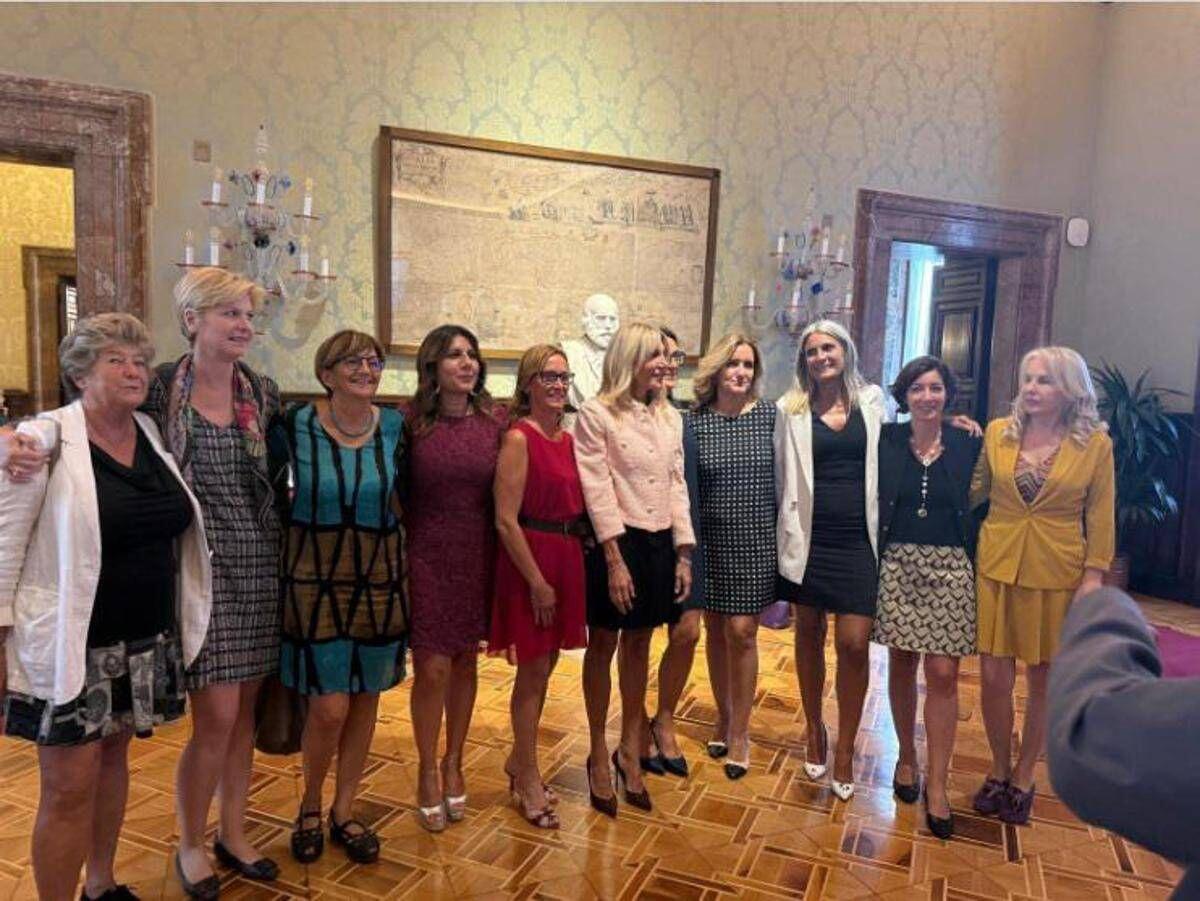 Senatrici del centrosinistra in minigonna per protesta contro Tajani, scoppia la polemica in Aula - 