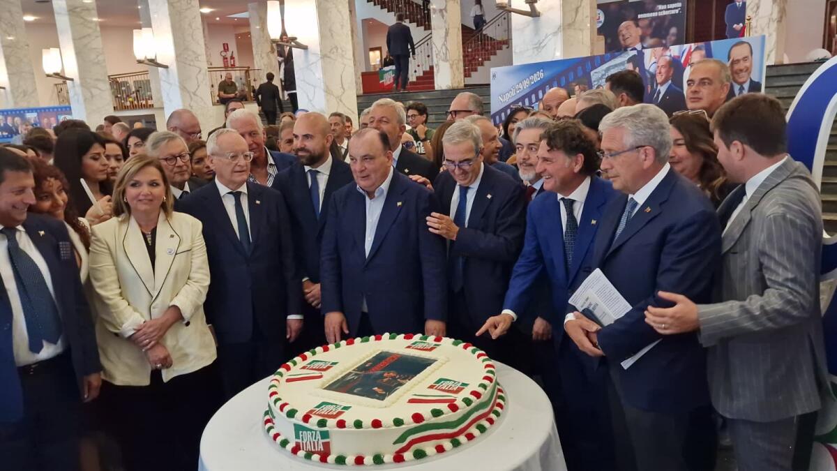 Berlusconi, a Napoli maxi torta e magliette 'Poveri comunisti' per i 90 anni - 