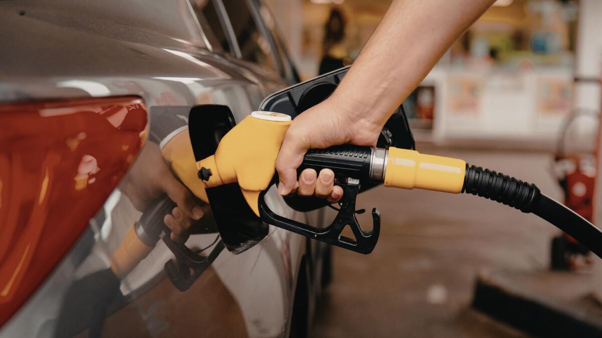 Carburanti: benzina self a 2,159 €/l, gasolio a 2,377 €/l. Governo e Eni al centro del dibattito politico - 
