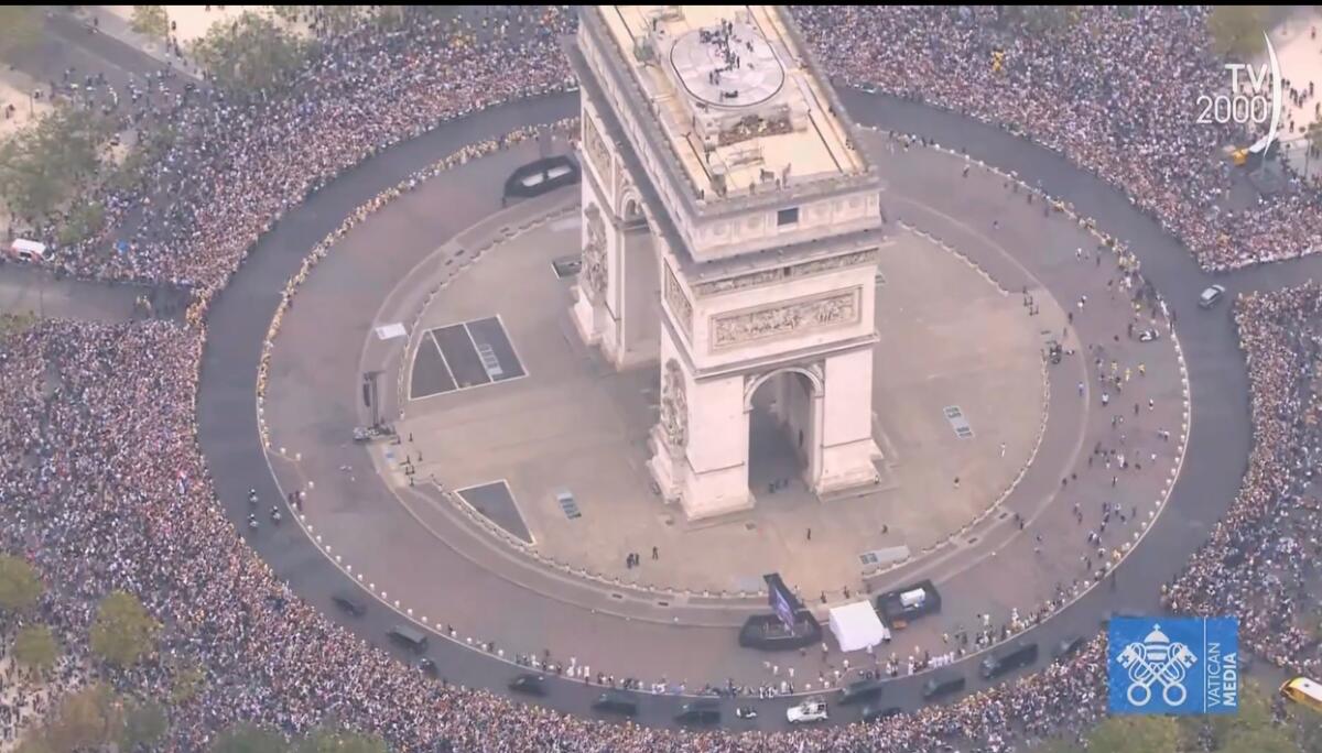 Papa Leone XIV a Parigi: 700mila fedeli a Place de la Concorde e passaggio sugli Champs-Élysées - 
