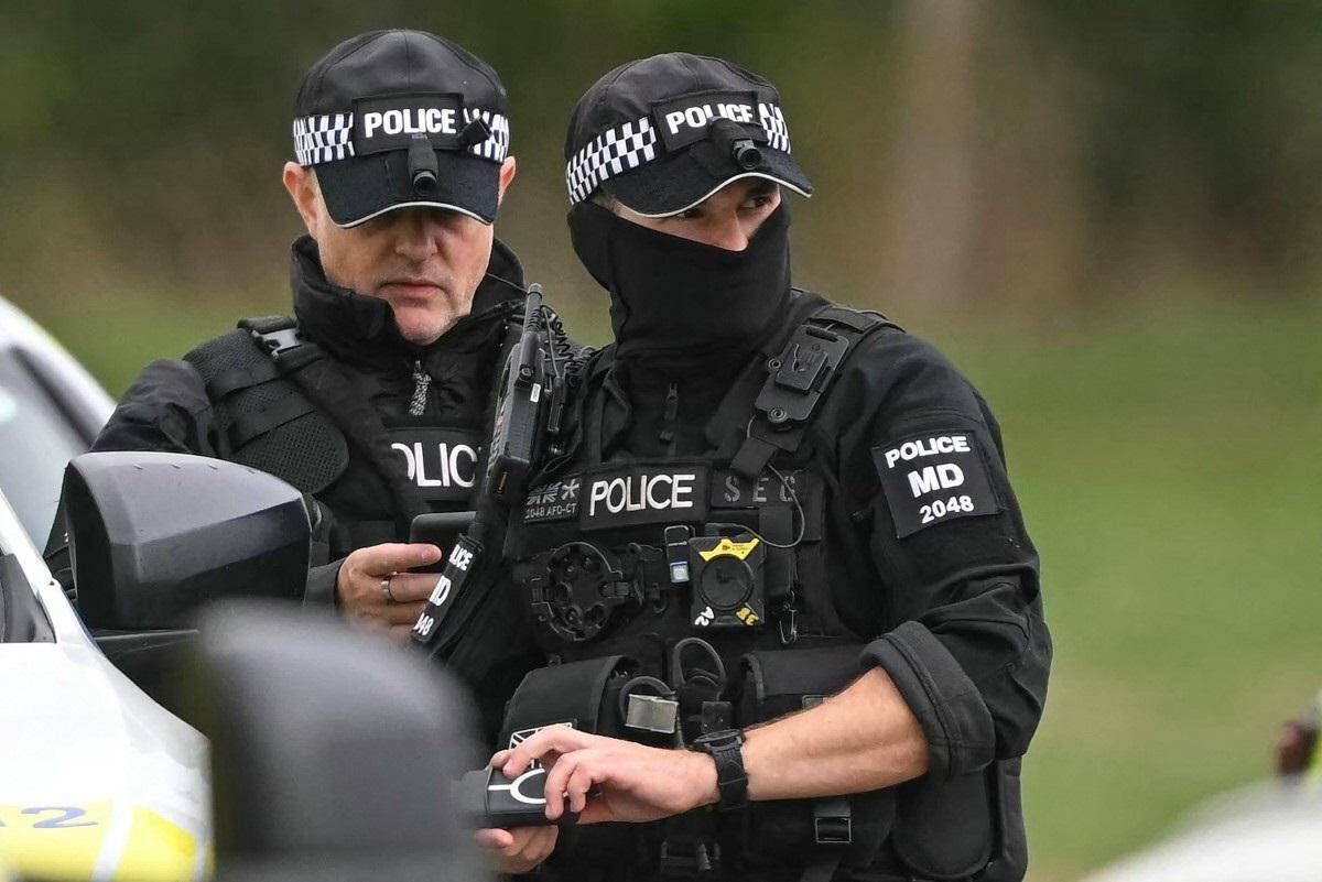 Sventato attentato in Gran Bretagna, esplosivi vicino a una base Raf a Fairford: chi sono i 5 arrestati - 