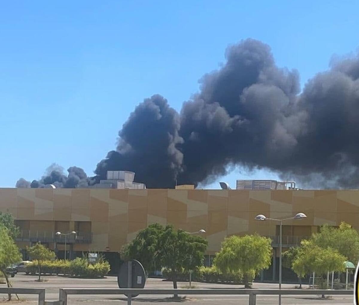 Incendio al centro commerciale Conca d'Oro di Palermo: crollo parziale del tetto, evacuato - 