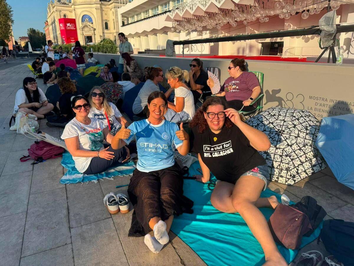 Venezia 83, l'attesa dei fan per gli Oasis: "Qui dall'alba per i fratelli Gallagher" - 