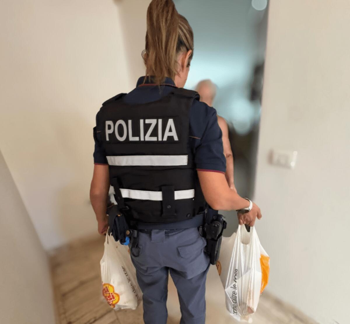 Non mangiava da giorni e viveva in condizioni di degrado a Fiuggi: poliziotti le comprano cibo - 