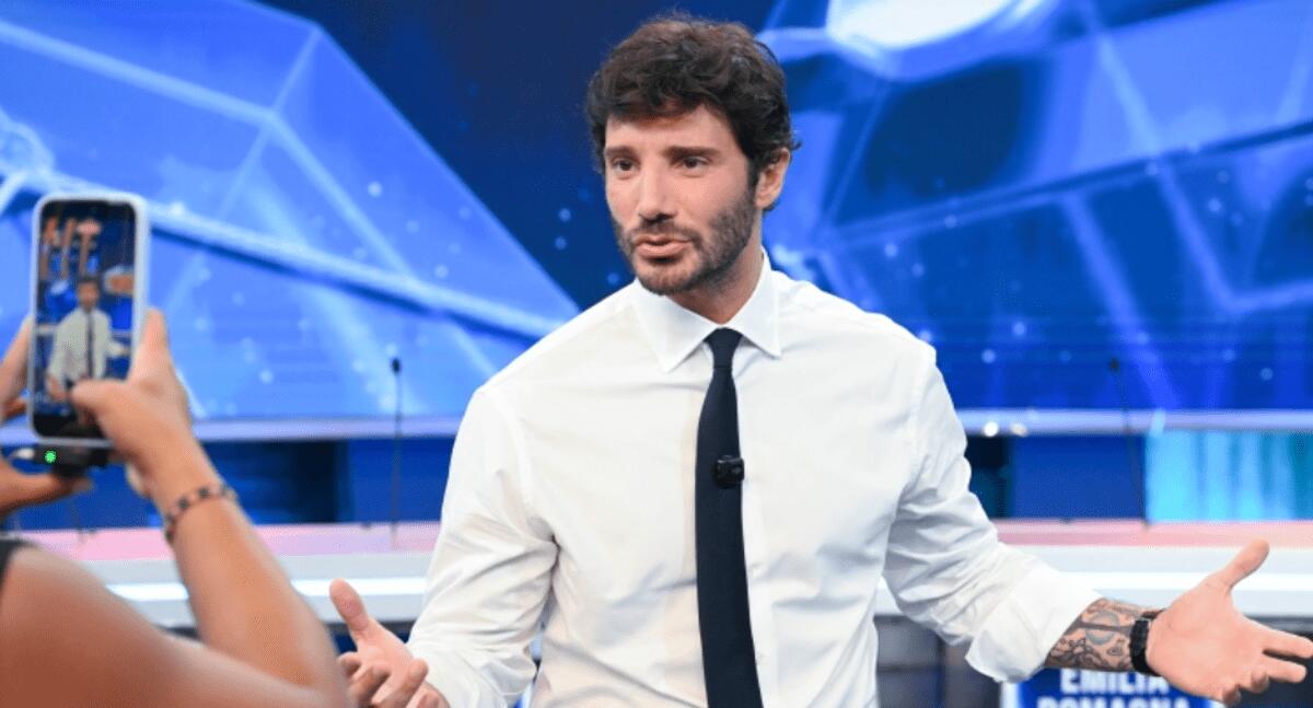 Sanremo 2027, De Martino cambia le regole: voto online ed Eurovision, 24 Big in gara e paletti su Ia - 