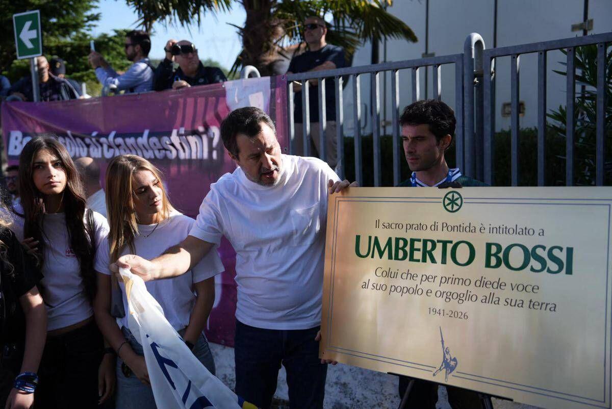 Pontida, Lega intitola pratone a Bossi. Salvini accolto da ovazione: "Si vince uniti" - 