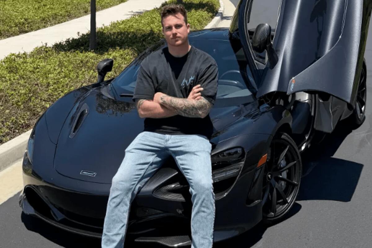 Finisce con la sua McLaren contro un albero e l'auto prende fuoco: morto a 27 anni l'influencer James Wehr - 