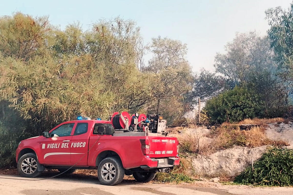 Sicilia: oltre 800 interventi dei Vigili del Fuoco nel weekend per roghi boschivi e di vegetazione - 