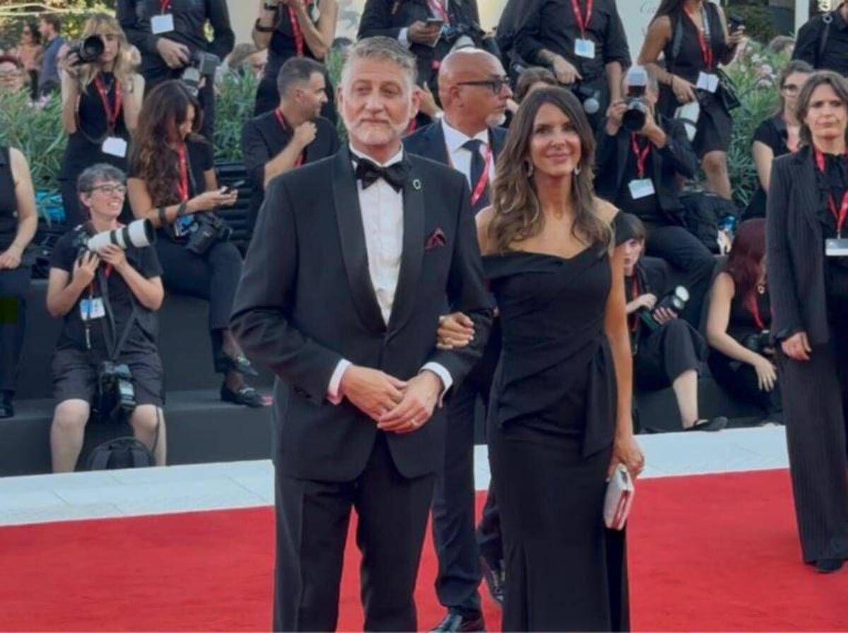 Mostra di Venezia, Giuli sul red carpet con pochette rossa e spilletta verde per la Palestina - 