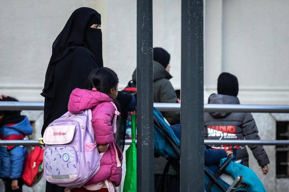 Stop a burqa e niqab a scuola, tetto del 30% agli stranieri in classe: il governo stringe sul dl, oggi in Cdm - 