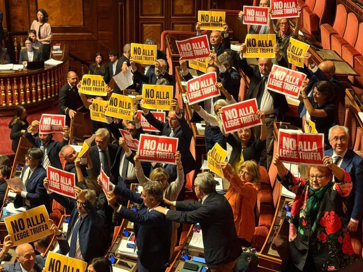 Legge elettorale, via libera del Senato. Protesta delle opposizioni in Aula - 