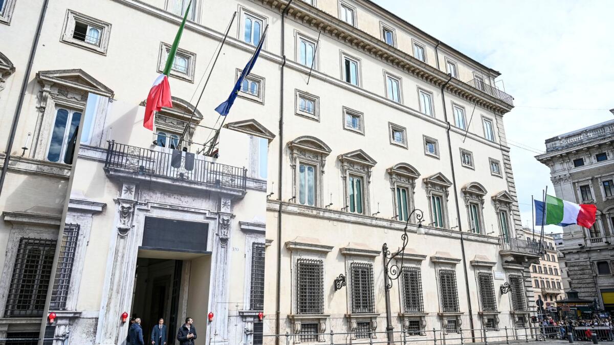 Ex Ilva, al via il tavolo a Palazzo Chigi presieduto da Mantovano: governo e sindacati chiedono blocco licenziamenti - 