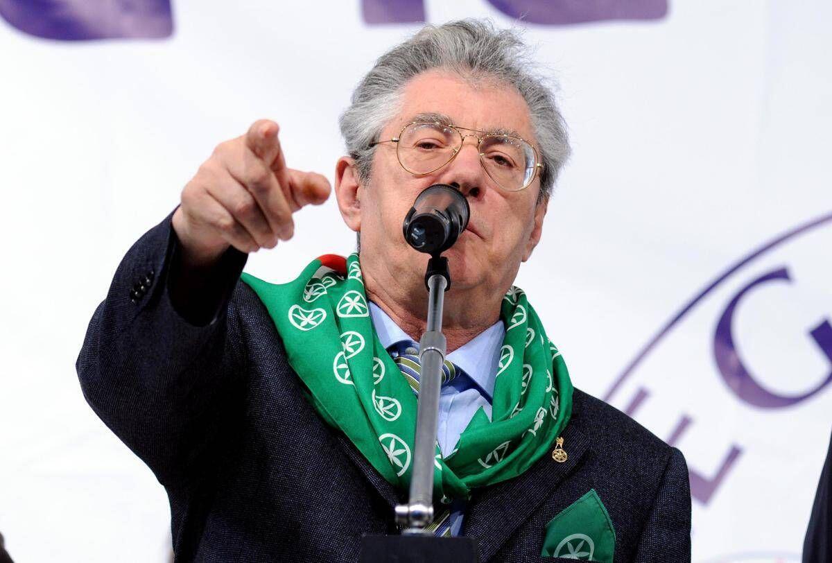 "Per fortuna Umberto Bossi è morto": è bufera sul consigliere Pd di Reggio Emilia - 