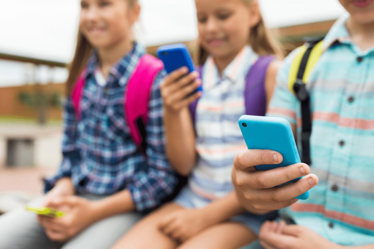 Ue, nuove regole sui social per i minori: niente account autonomi prima dei 15 anni - 
