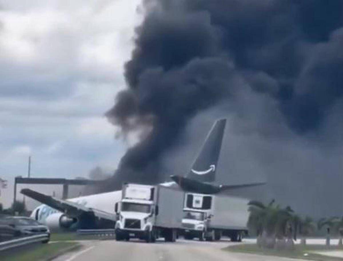 Aereo Boeing 767 cargo di Amazon esce di pista, si schianta e prende fuoco a Miami: "Almeno 5 morti" - Video - 