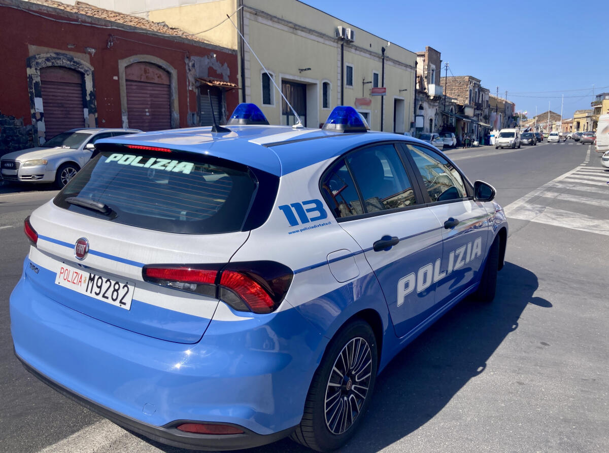 Catania: 16enne arrestato dopo inseguimento, getta in strada una pistola modificata - 