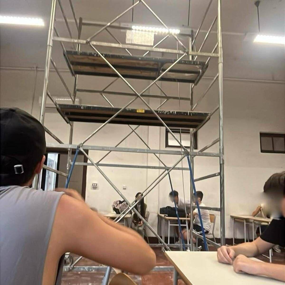 Primo giorno di scuola, a Roma studenti in classe con l'impalcatura - 