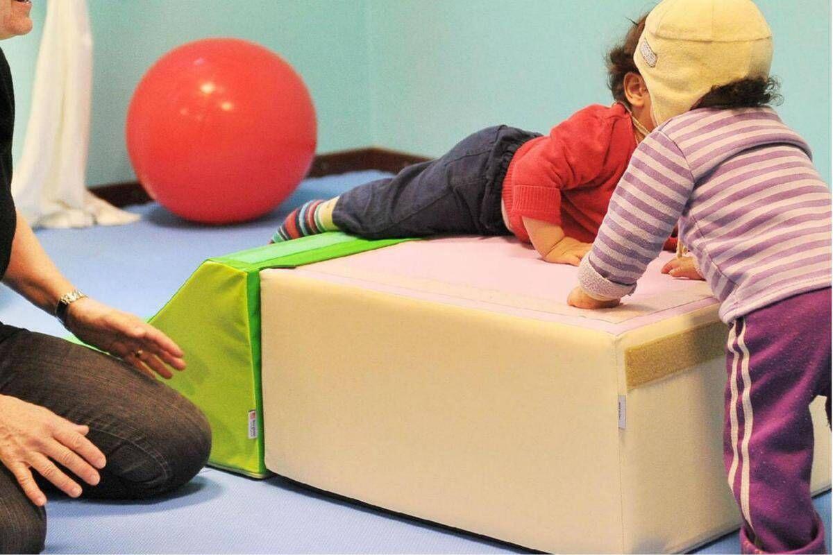 Schiaffi, minacce e umiliazioni a bimbi: sospesa educatrice asilo nido - 