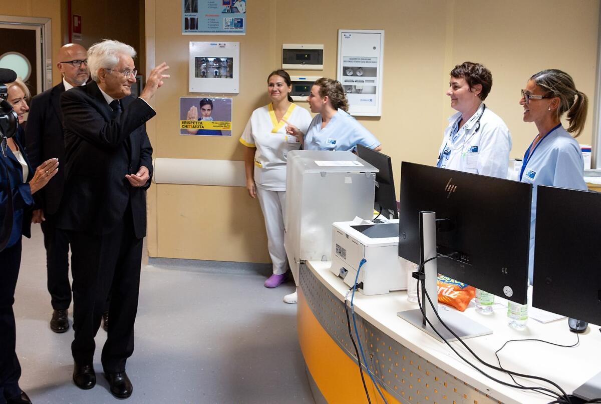 Mattarella: la violenza sulle donne è «un’emergenza di primaria importanza», durante la visita alla Stanza Rosa di Grosseto - 