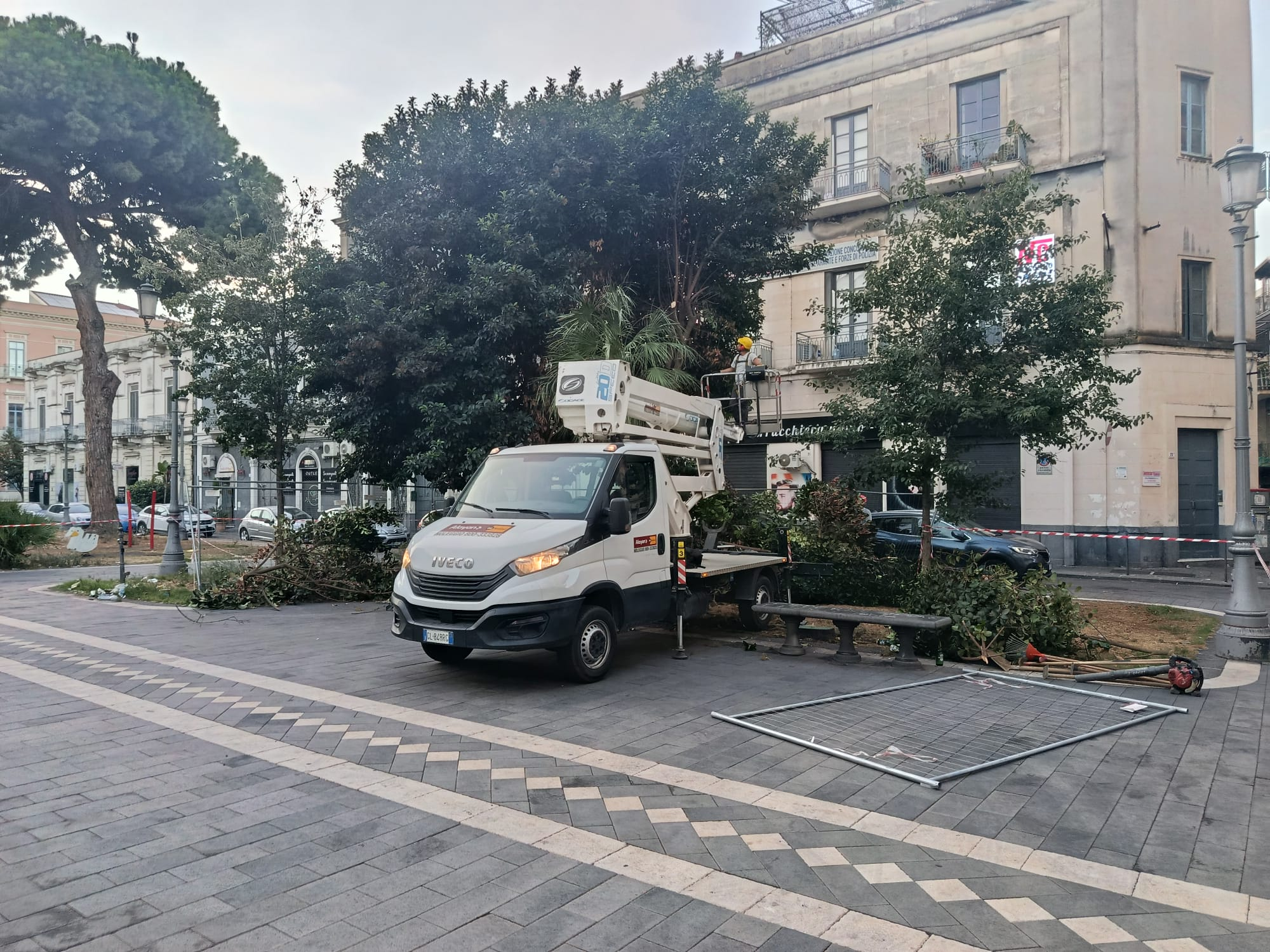 Piazza Iolanda: avviati lavori di manutenzione straordinaria del verde e della fontana - 