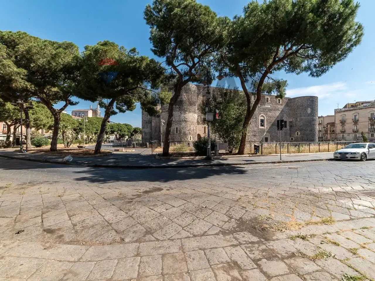 Piazza Federico di Svevia: confermata la pedonalizzazione attorno al Castello Ursino con nuove fasce orarie e 63 stalli - 