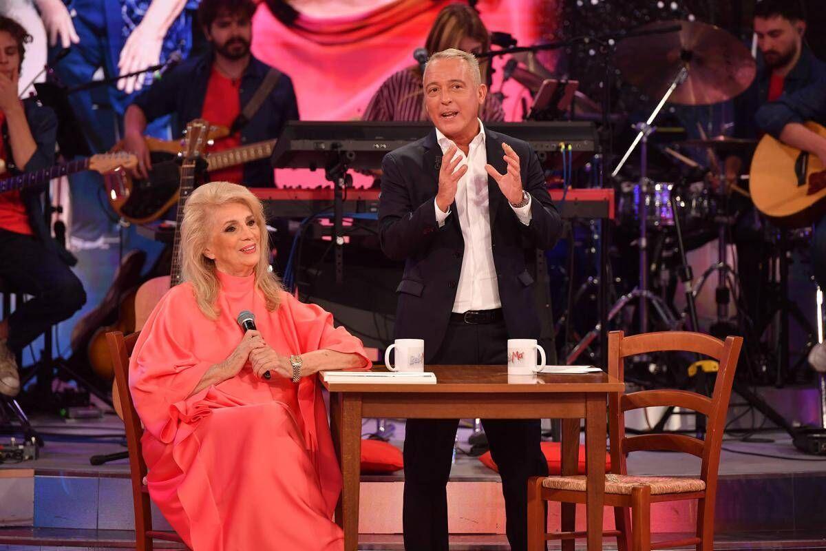 Iva Zanicchi scrive a De Martino: "Rispondimi'. Il siparietto a 'BellaMa' - 