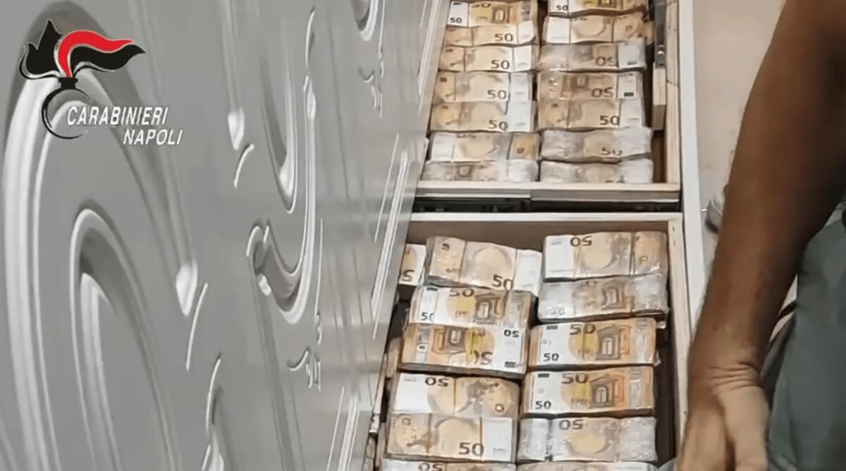 Blitz anticamorra a Napoli, nascosti nel muro Rolex e banconote per più di 3 milioni di euro: la scoperta - 