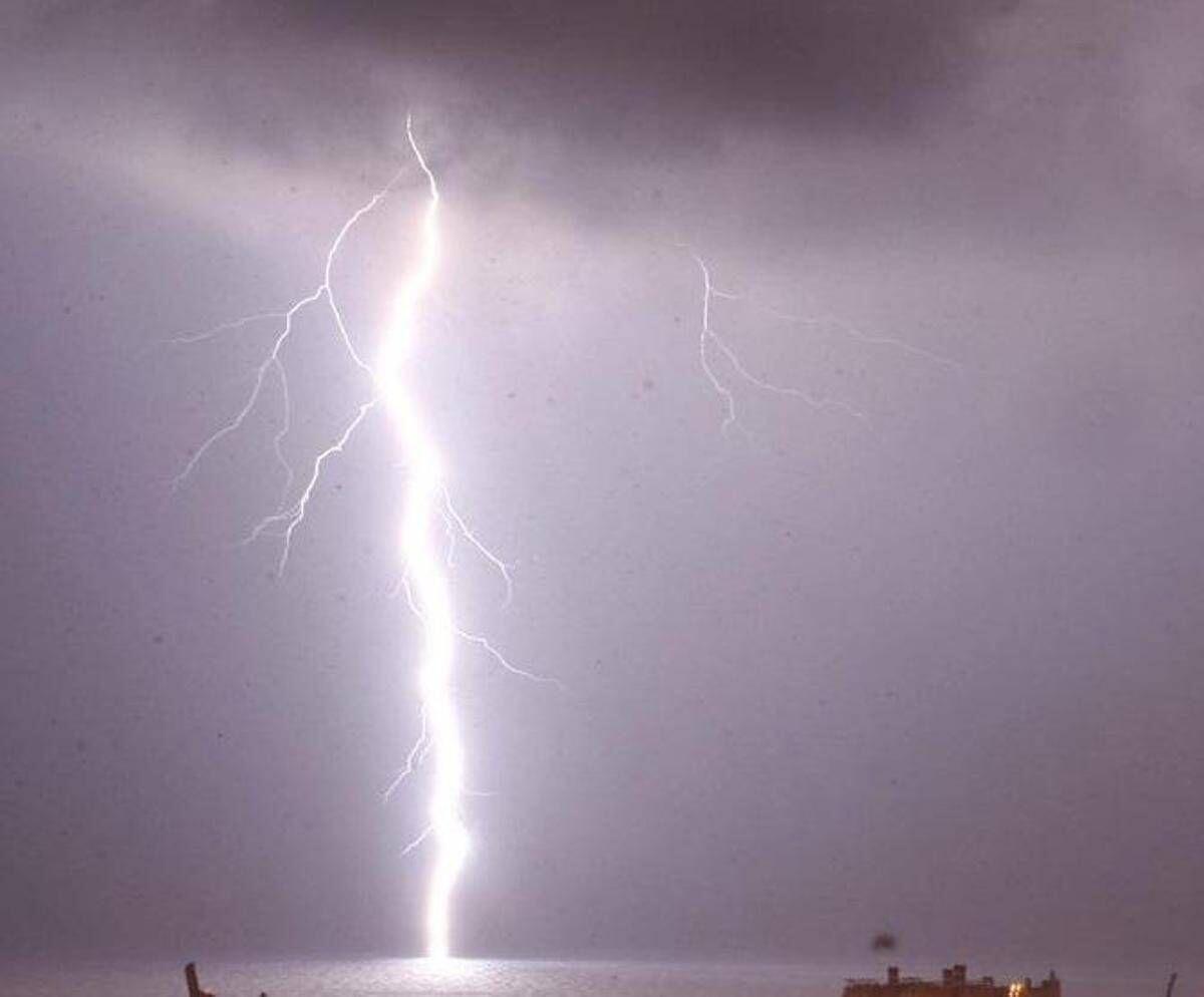 Brindisi, colpito da fulmine mentre pesca su scogli: morto un 70enne - 