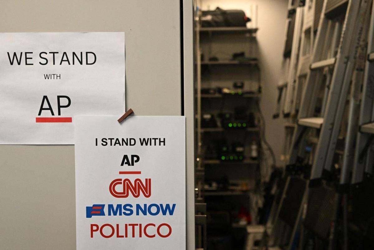 Usa, giudice ordina a Trump lo stop al bando dei media: "Riammetta alla Casa Bianca Cnn, MsNow e Politico" - 