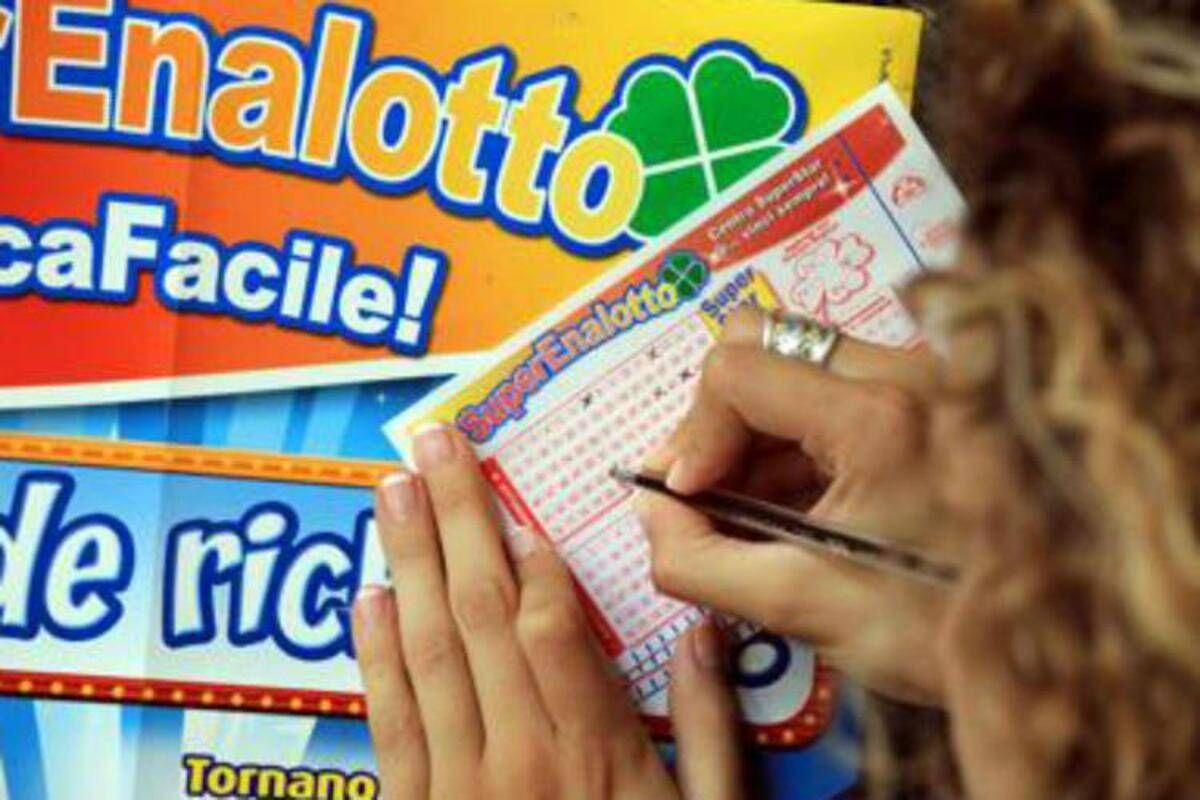 Vince 223 milioni al Superenalotto, la moglie separata non ci sta: "Metà sono i miei" - 