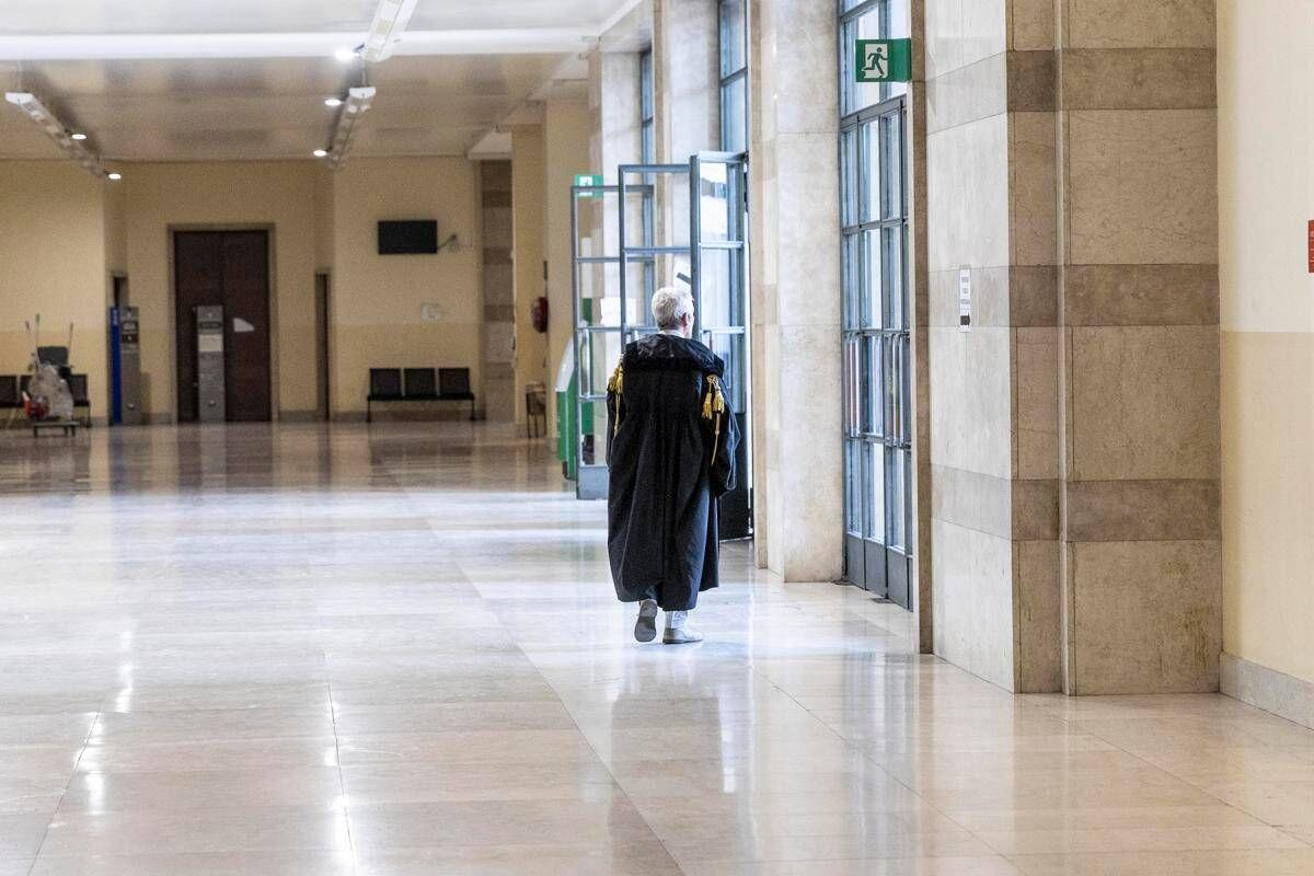 Lascia al nipote preferito un'eredità di 800mila euro ma gli altri non ci stanno: "Non vedeva bene, è stata guidata" - 