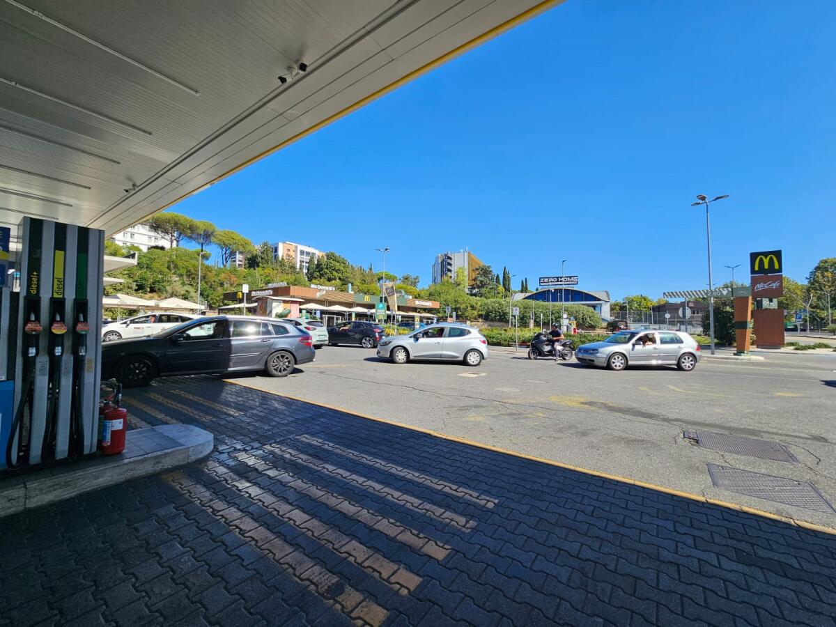 Code ai distributori per la benzina a 1,99: Eni presa d'assalto, gli altri restano deserti - 