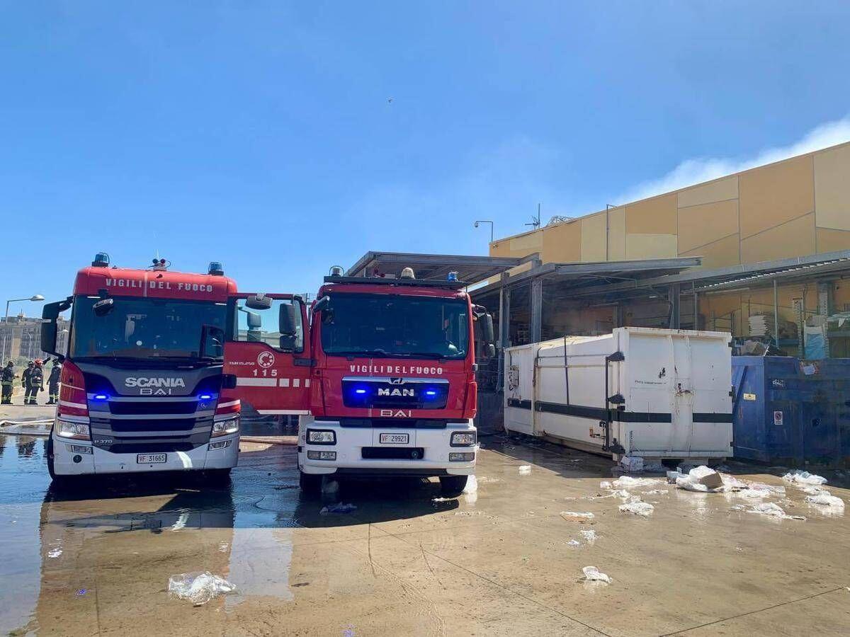 Incendio al centro commerciale Conda d'oro di Palermo: scattata l'evacuazione dell'edificio - 