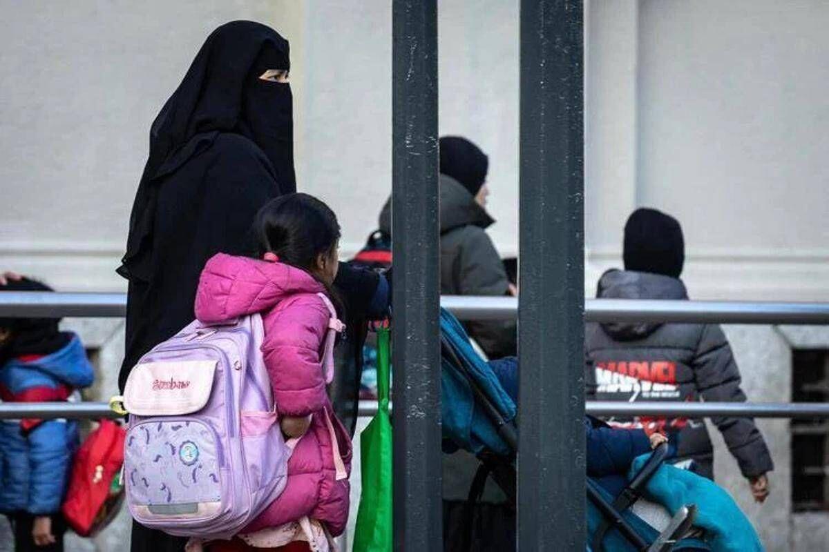 Burqa e niqab vietati a scuola, multe fino a 1000 euro. Tetto del 30% per alunni stranieri: la bozza del decreto - 