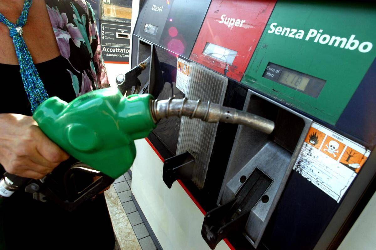 Caro carburanti, Eni: "Da lunedì un tetto ai prezzi di benzina e gasolio per 30 giorni" - 