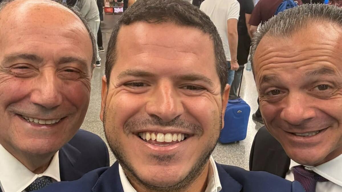 Selfie a Fiumicino: Schifani, Galvagno e De Luca insieme, «Questa immagine non è stata prodotta con l'IA» - 