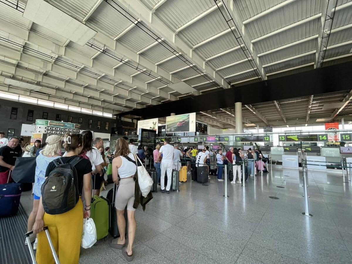 Aeroporto di Catania chiuso per l'Etna: 50.000 passeggeri coinvolti e come ottenere i rimborsi - 
