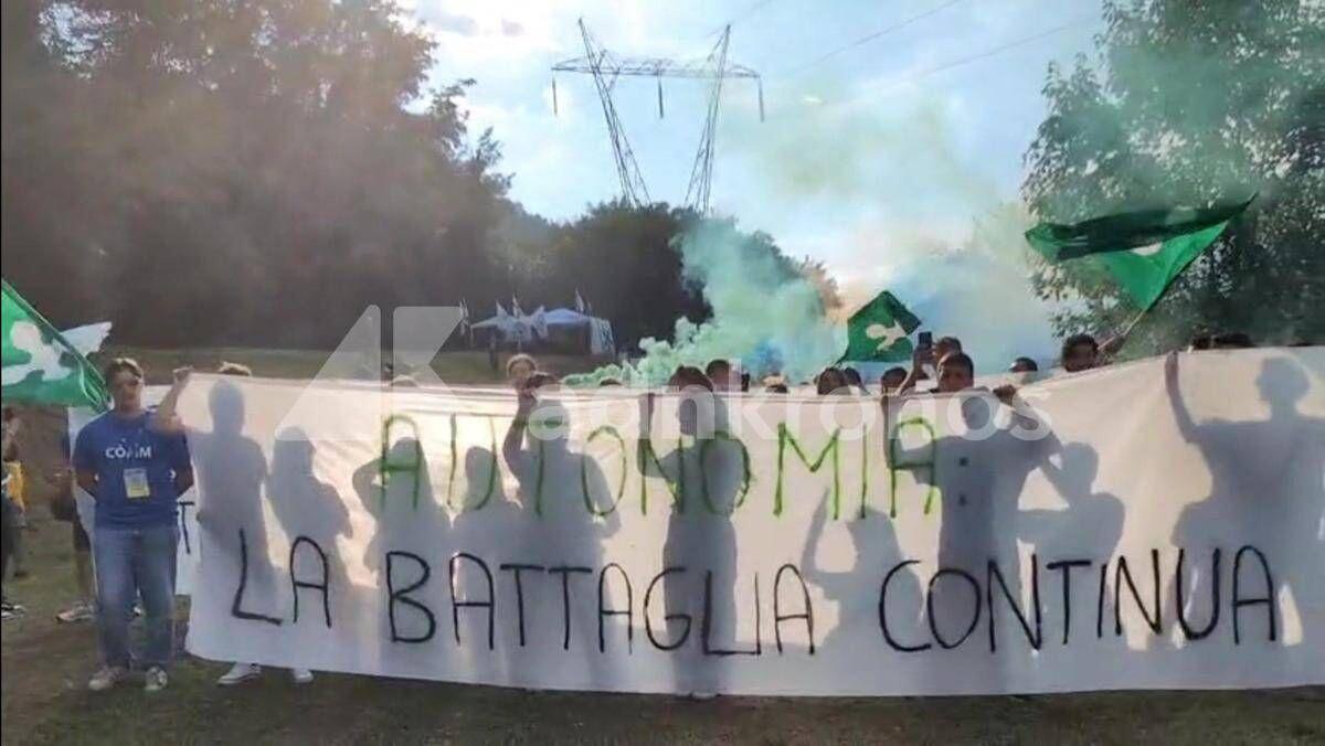 Cori sulla remigrazione e sfottò a Ranucci, l'arrivo dei giovani della Lega a Pontida - Video - 