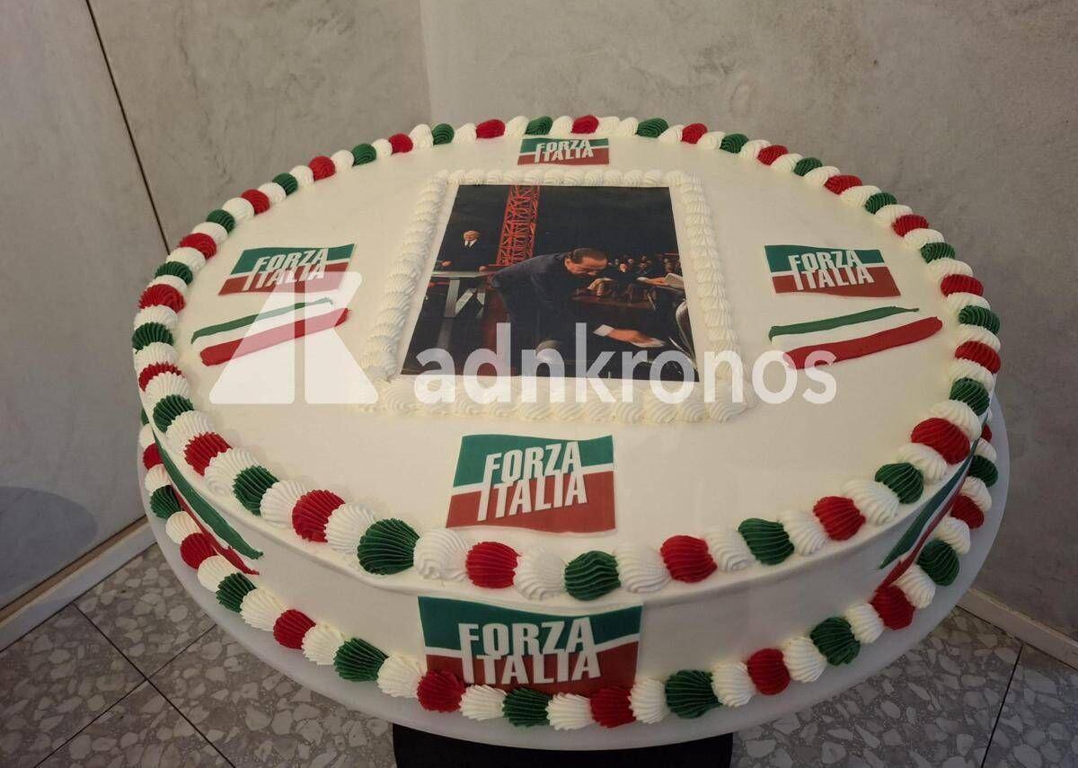 Berlusconi, una maxi torta per i 90 anni: dolce da 10 chili con foto del Cav che 'pulisce' la sedia di Travaglio da Santoro - 