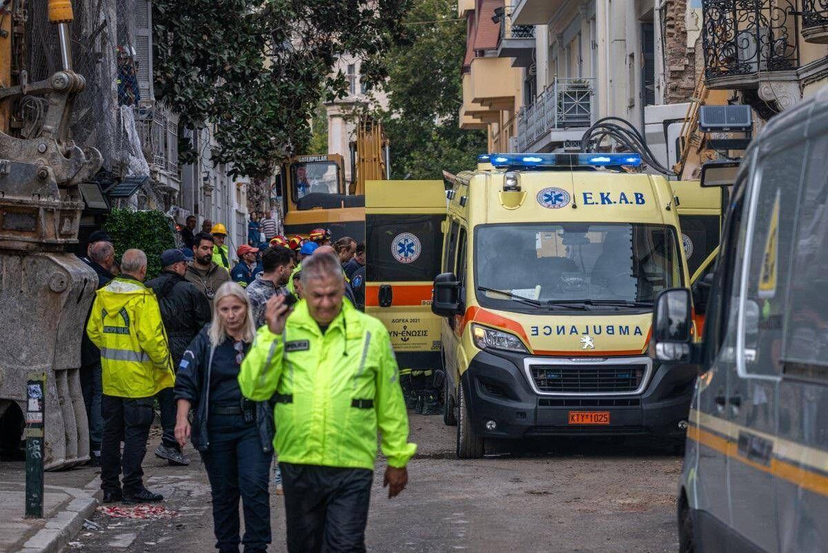 Esplosione e crollo di un palazzo ad Atene, sale a sei il bilancio delle vittime: morta una famiglia di turisti americani - 