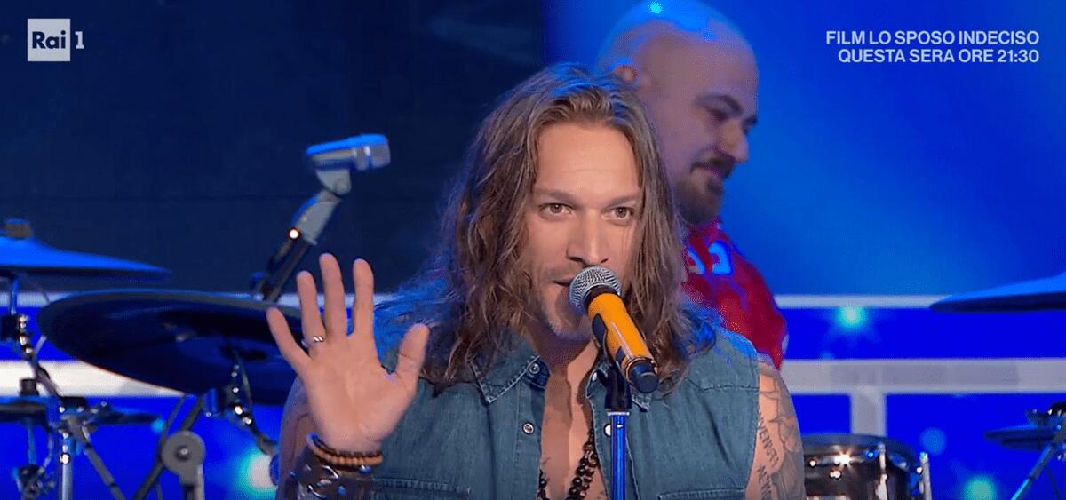 Domenica In, chi è il nuovo cantante Timothy Cavicchini. Venier: "Peccato sia bruttino..." - 